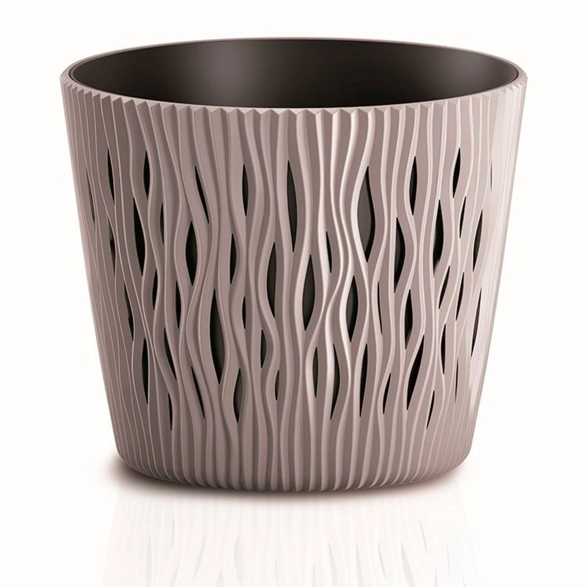 Maceta Redonda De Plastico Sandy Round En Color Mocca 22,5 (largo) X 22,5 (ancho) X 19,2 (alto) Cm