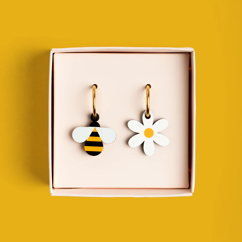 Pendientes Bee And Flower De Madera | Joyería Artesanal, Ligera Y Elegante | Diseño Natural Y Original - Image 2